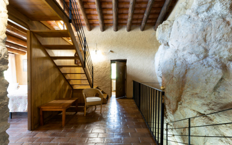 Esacleras a planta superior con salita